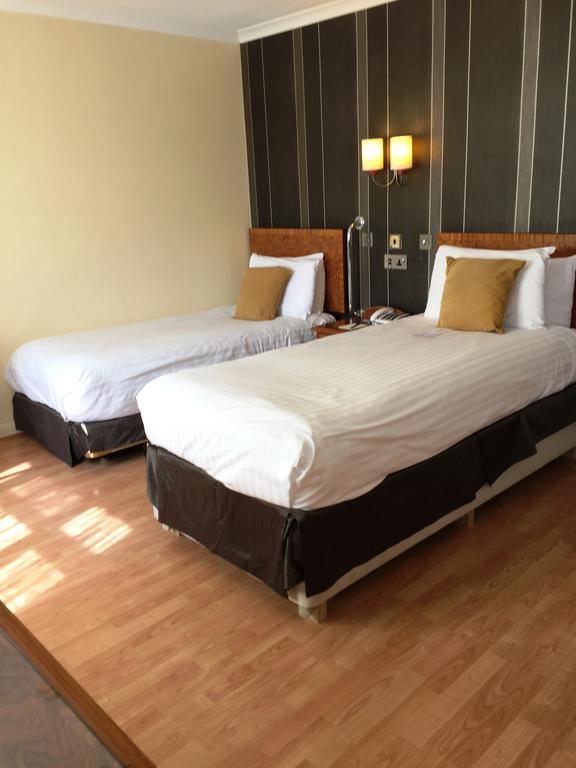 The Royal Chace Hotel Enfield Extérieur photo