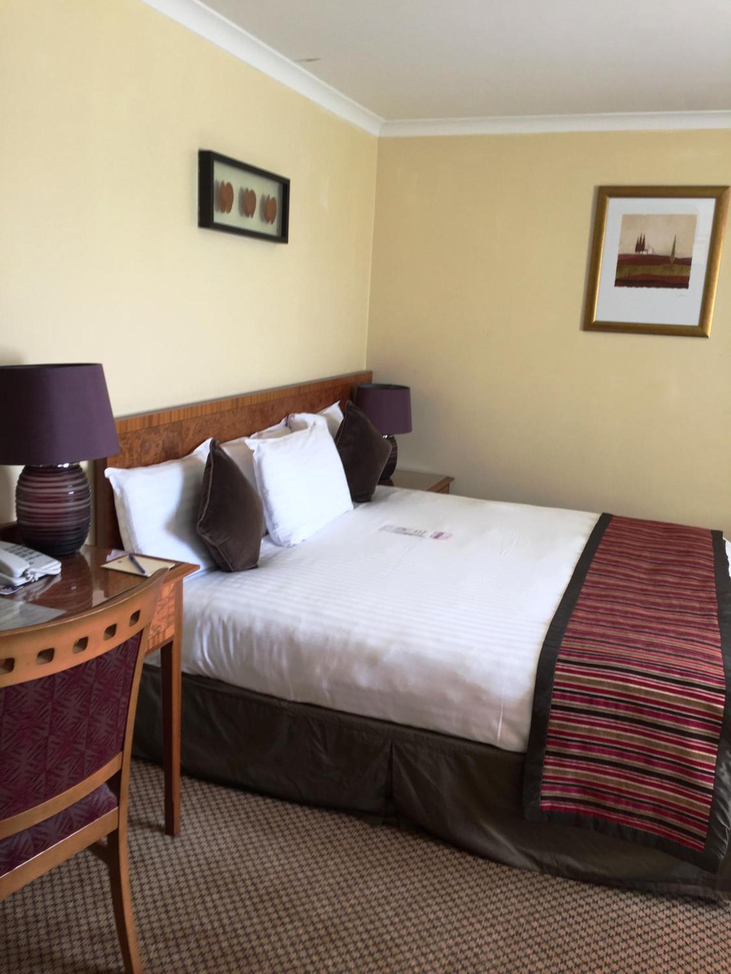 The Royal Chace Hotel Enfield Extérieur photo