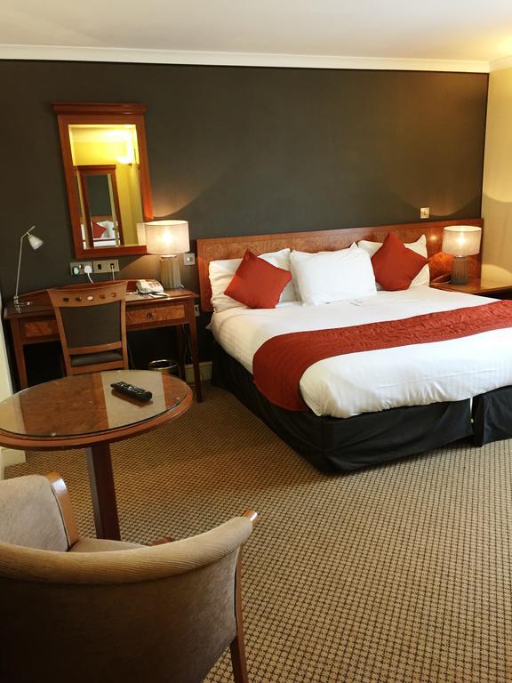 The Royal Chace Hotel Enfield Extérieur photo