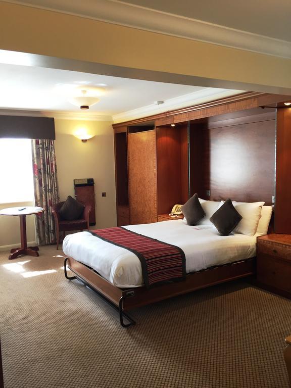 The Royal Chace Hotel Enfield Extérieur photo