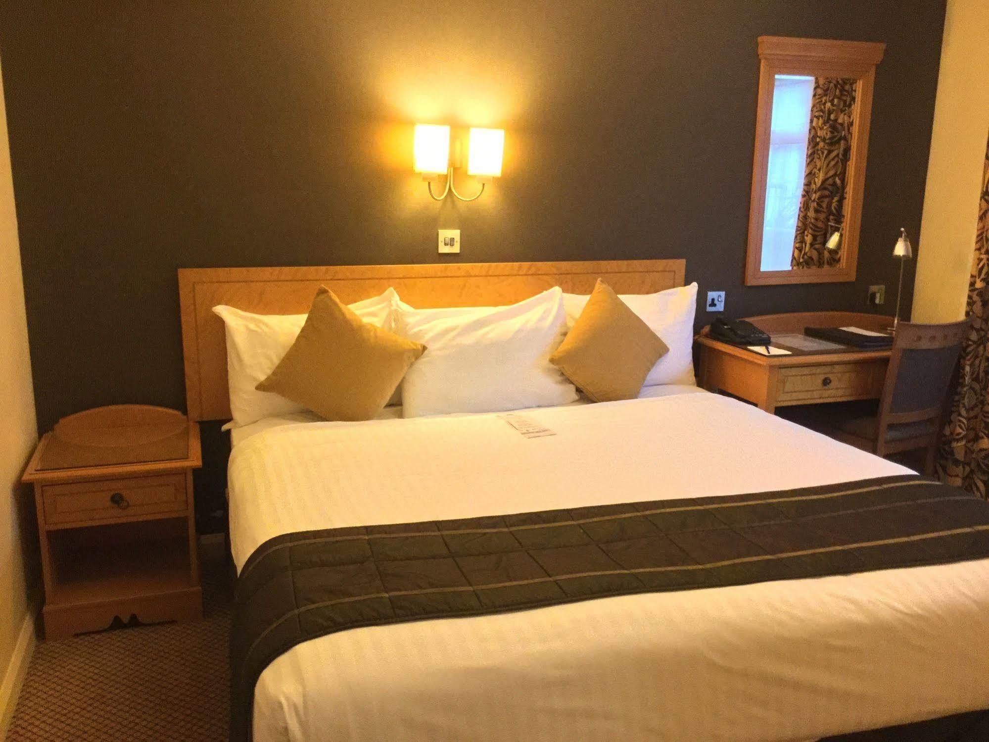 The Royal Chace Hotel Enfield Extérieur photo