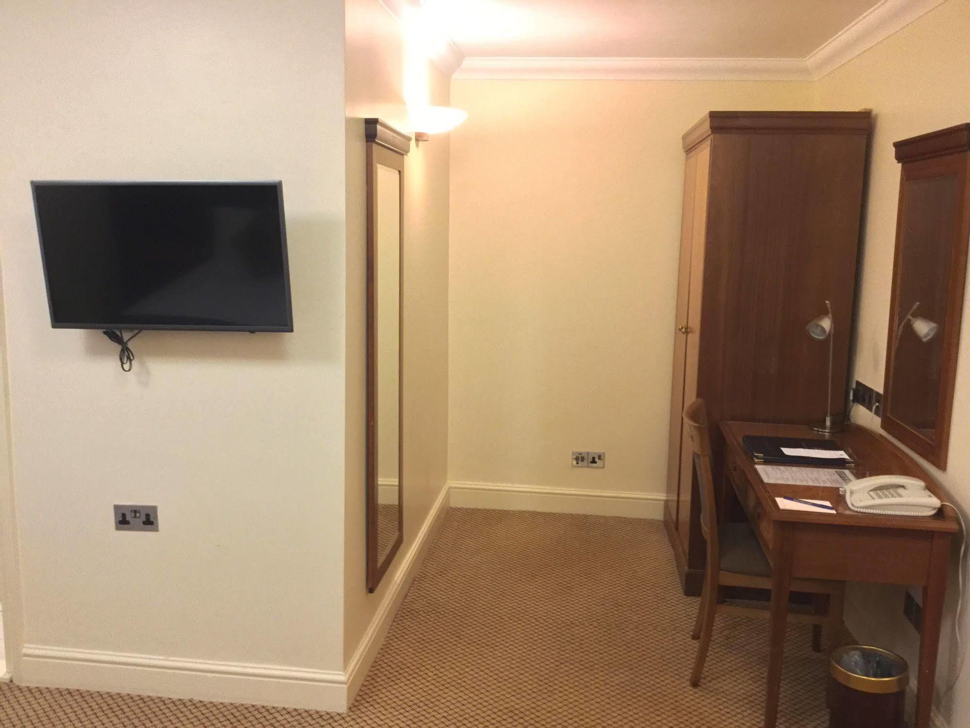 The Royal Chace Hotel Enfield Extérieur photo
